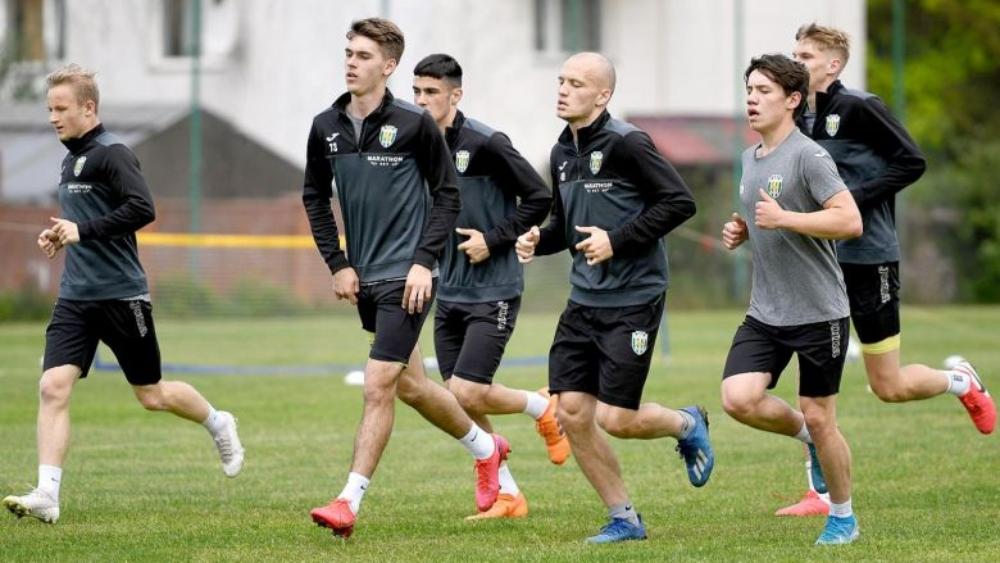 بعد عودة الكرة الأوكرانية .. "فريق كامل" يدخل الحجر الصحي بعد تعرضه لـ 24 حالة إصابة بفيروس "كورونا"