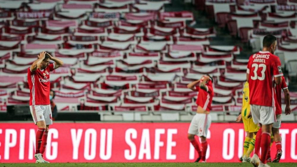 حافلة بنفيكا تتعرض للاعتداء في أول مباراة "بعد كورونا".. والنادي يعلن إصابة لاعبين في صفوفه