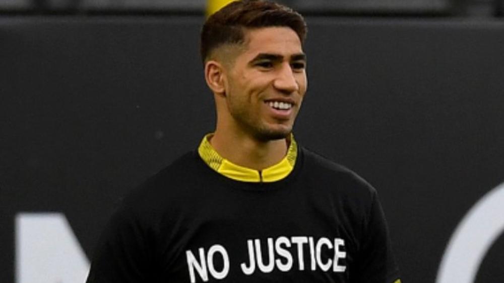 في ثاني لفتة تضامنية اتجاه "ضحية العنصرية" .. حكيمي يجري الإحماءات بقميص يحمل شعار "لا عدالة لا سلم"