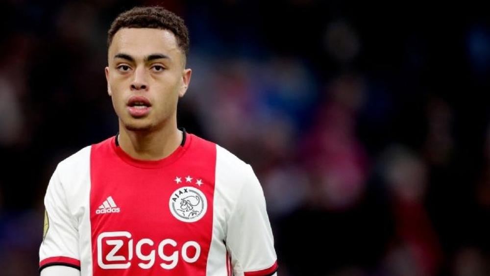 مدافع أياكس ديست يفضل بايرن ميونخ على برشلونة وباريس سان جيرمان