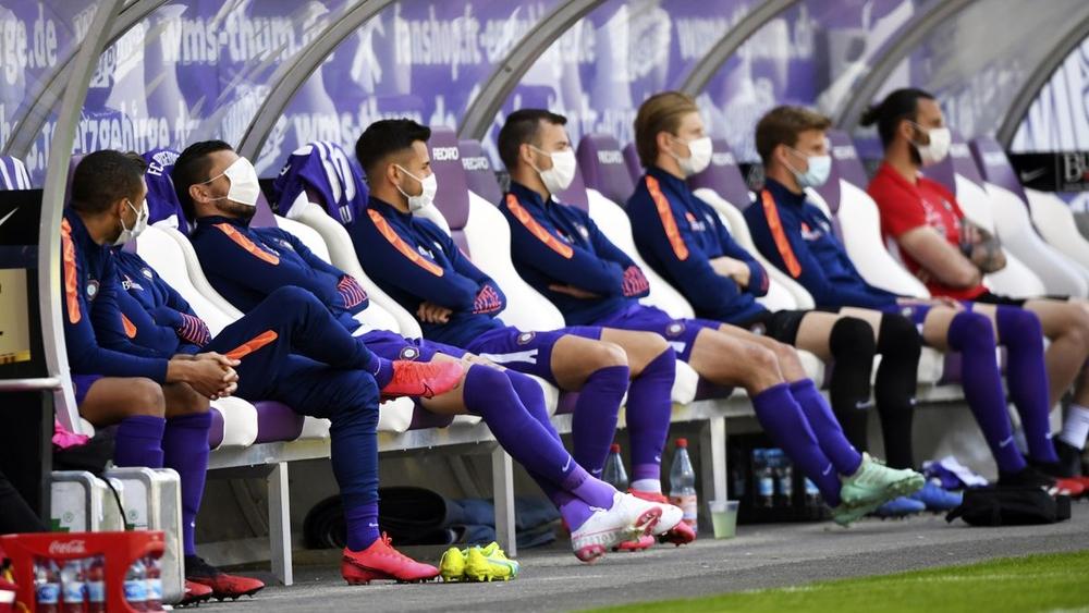 رابطة "البوندسليغا" تشرع في تخفيف قيود الإجراءات الصحية وتسمح للاعبين بعدم ارتداء الكمامات