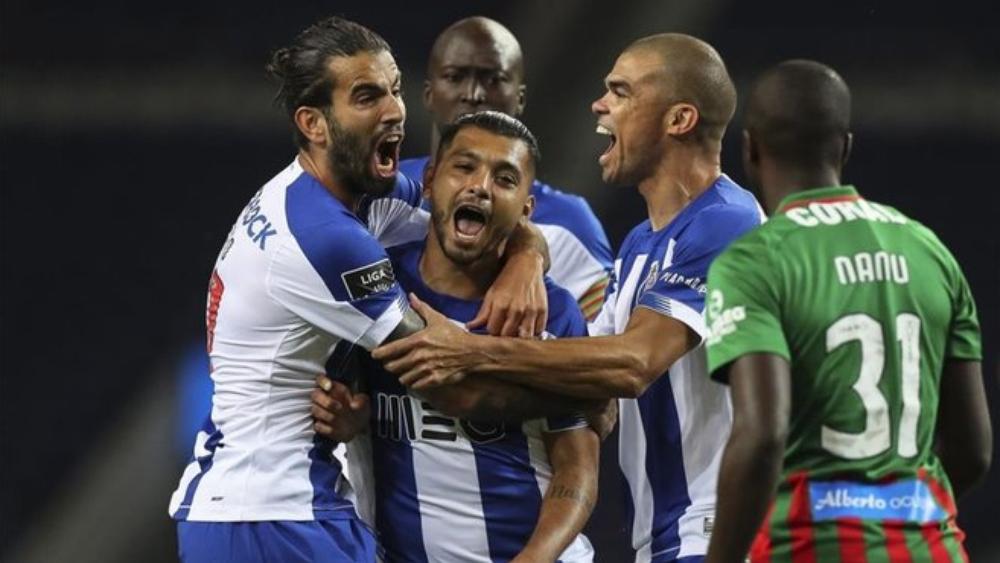 "كورونا" يقود بورتو للفوز على ماريتيمو والانفراد بصدارة الدوري البرتغالي