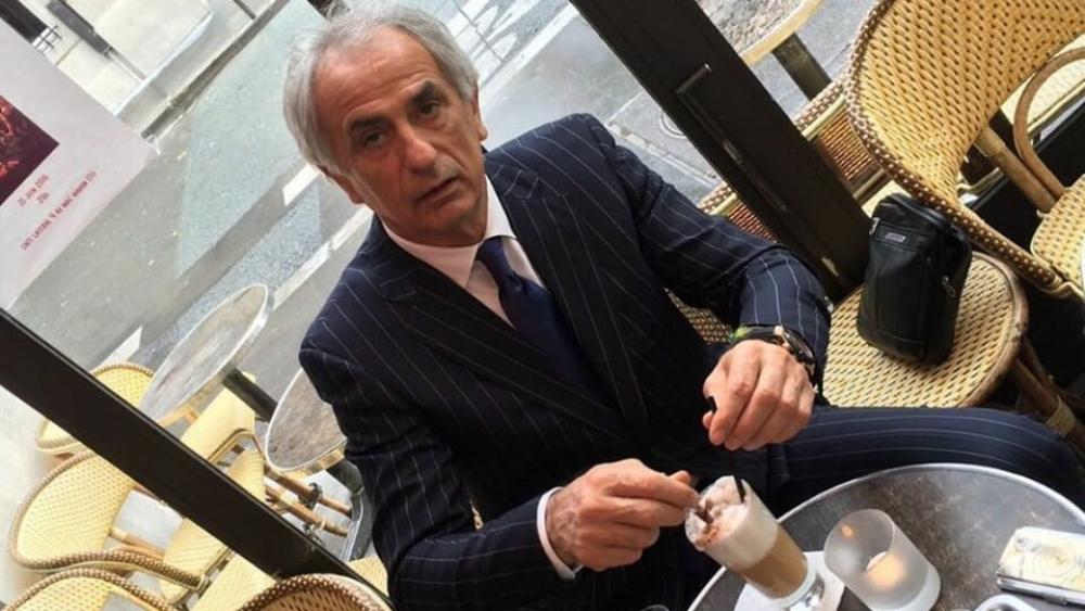 خاليلوزيتش ينشر صورة له في مقهى فرنسي بعد عودة الحياة إلى طبيعتها هناك في انتظار العودة إلى المغرب