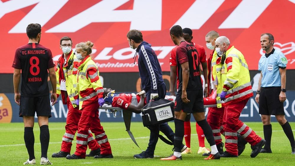 نَقْل أونيي مهاجم ماينز إلى المستشفى بعد إصابته بارتجاج في مباراة أوغسبورغ