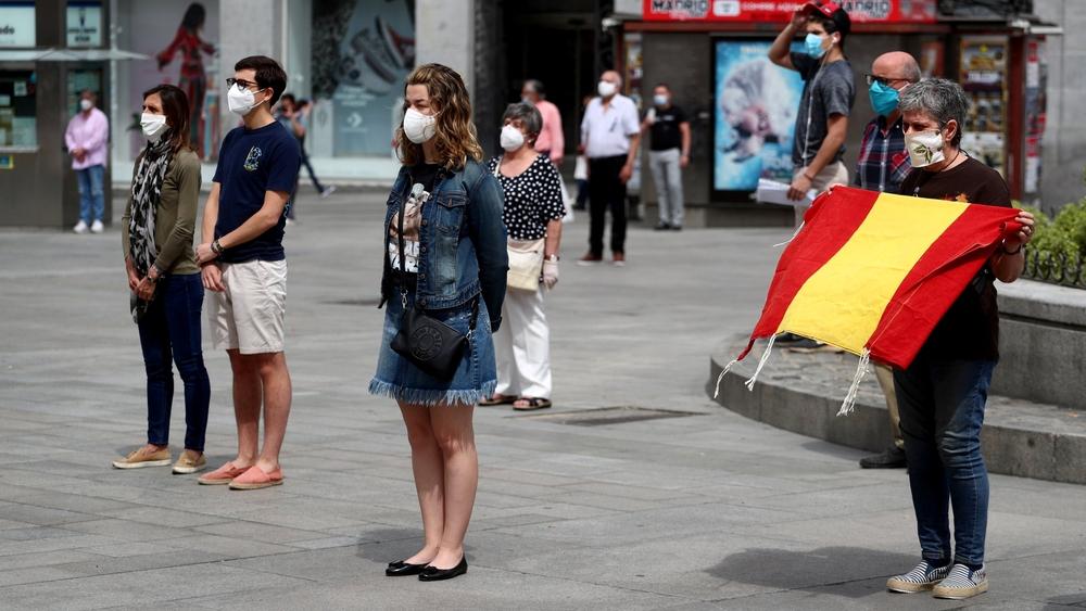 إسبانيا تعلن إنهاء "حالة الطوارئ".. وتسمح للجميع بالخروج والسفر مع "الحذر والالتزام"