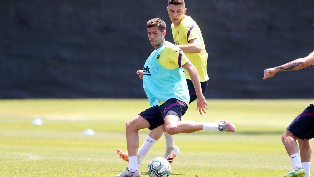 سيرجي روبيرتو وبوسكيتيس ينضمان لقائمة برشلونة لمواجهة أتلتيكو مدريد