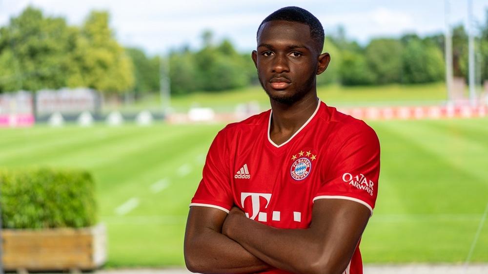 رسميا | بايرن ميونخ يضم الفرنسي كواسي من باريس سان جيرمان