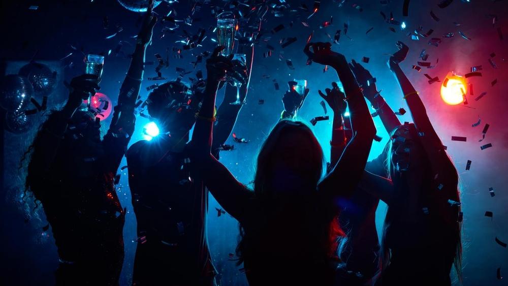 قلق "أمريكي" من انتشار "حفلات كورونا".. وأول من يلتقط عدوى الفيروس يحصل على "مكافأة"!