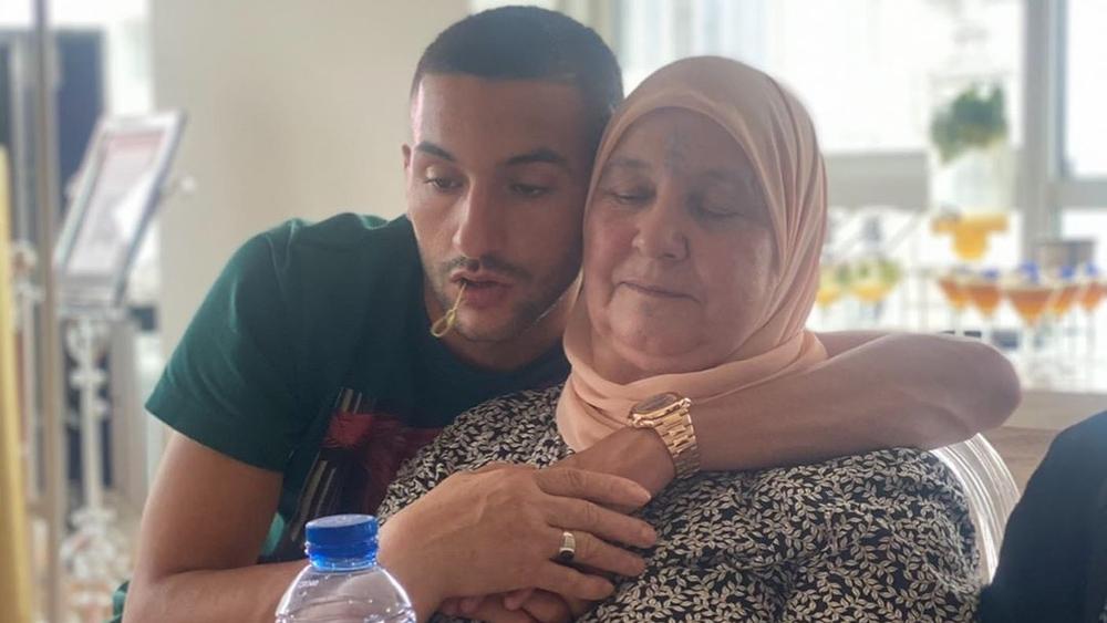 زياش ينظم "حفلة عائلية" ويوجه رسالة لوالدته قبل سفره إلى لندن