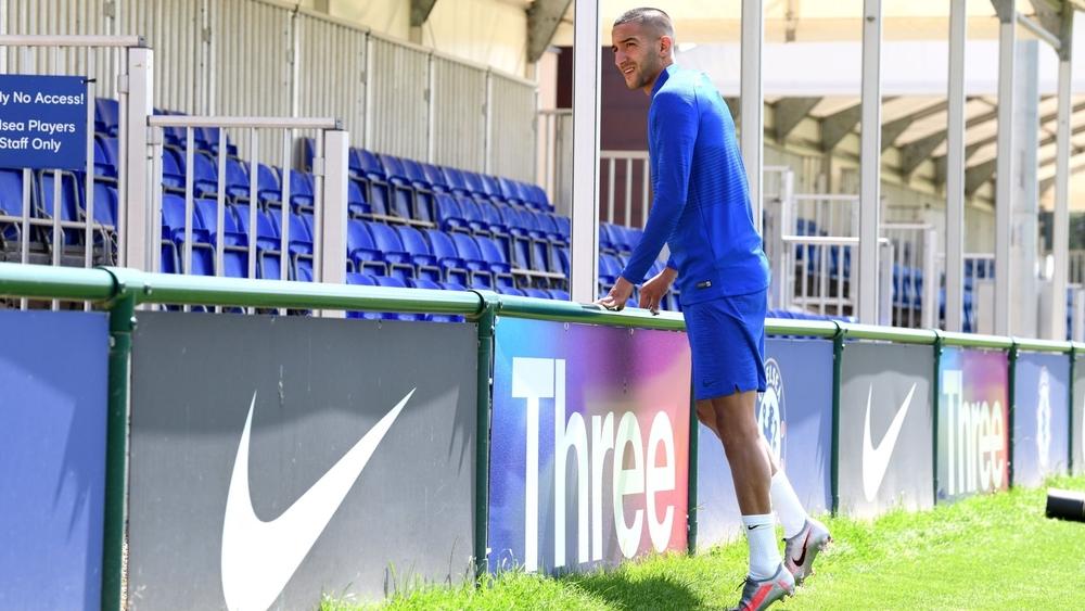 بعد سقوط تشيلسي ومواجهته خطر عدم التأهل لدوري الأبطال.. إنجليز يُعلّقون على صورة زياش: "هل تبحث عن طريق للهروب؟"