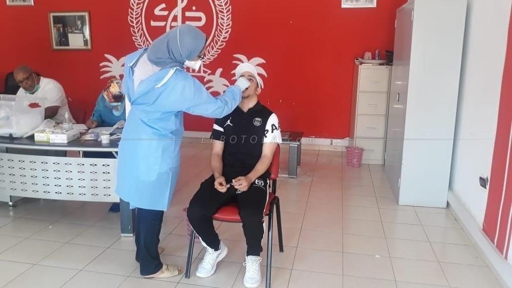 تحسبا لعودة منافسات البطولة..لاعبو الكوكب المراكشي داخل القاعة يخضعون لاختبارات الكشف عن "كورونا "‎