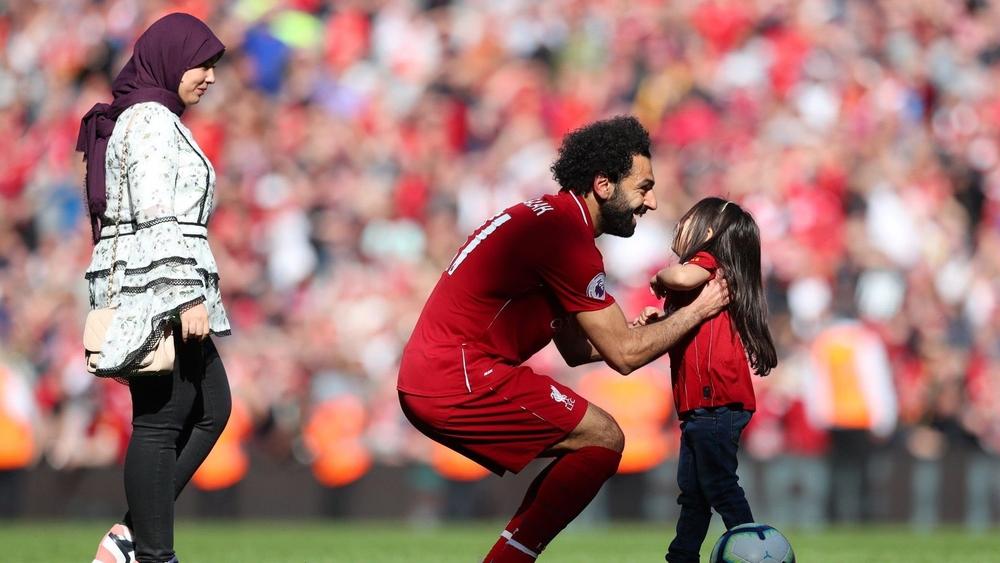 نجوم ليفربول محرومون من عائلاتهم أثناء احتفالية لقب الدوري الإنجليزي