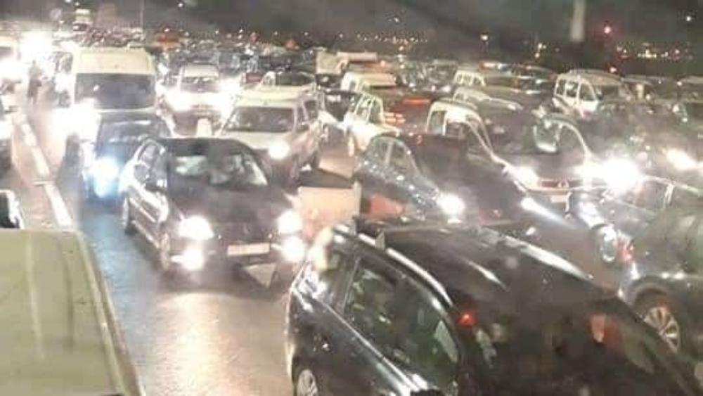 فوضى عارمة و "اكتظاظ" بالمحطات الطرقية و الطرق السيارة بالمملكة بعد صدور قرار منع التنقل