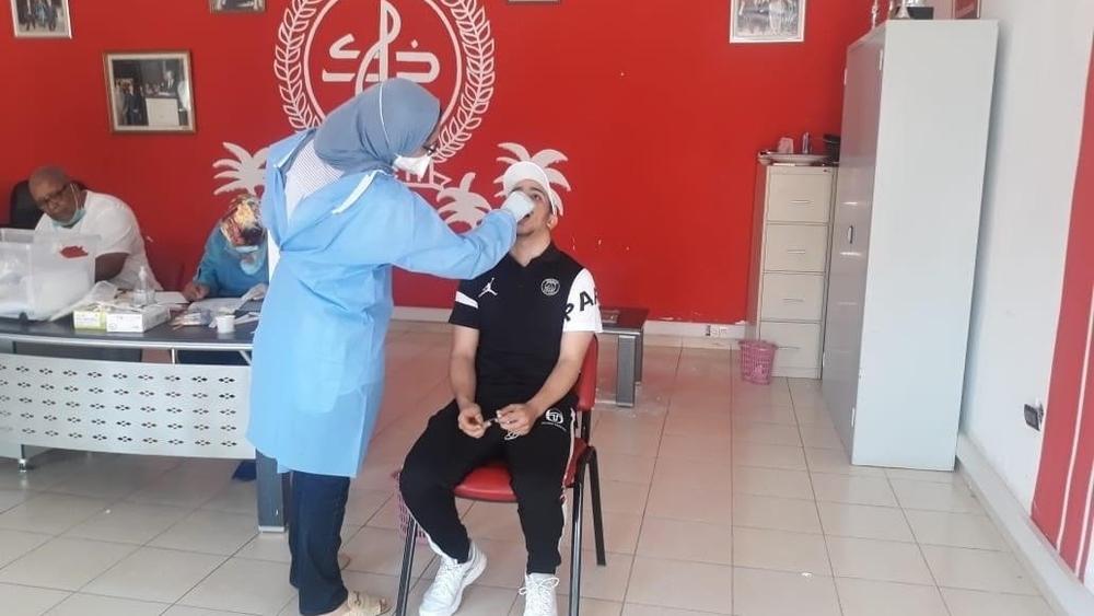 "كورونا" تواصل تسللها داخل الأندية الوطنية بعد رصد إصابة جديدة بالكوكب المراكشي