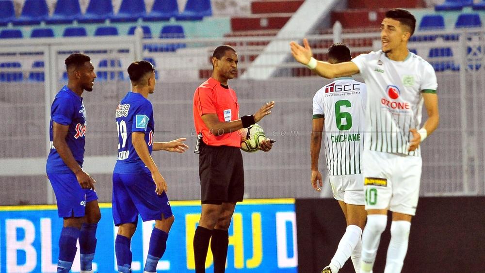 بانون "يسخر" من ركلة جزاء الدفاع الحسني الجديدي أمام الرجاء..و يعلق عليها بعبارة "إن ينصركم الله فلا غالب لكم"