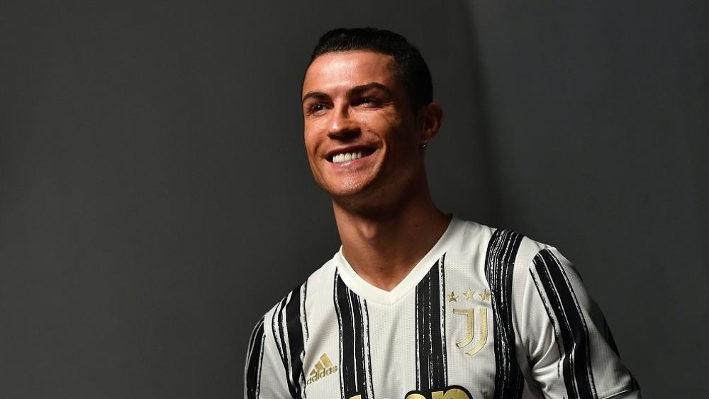 بالصور | يوفنتوس يكشف عن قميصه الجديد