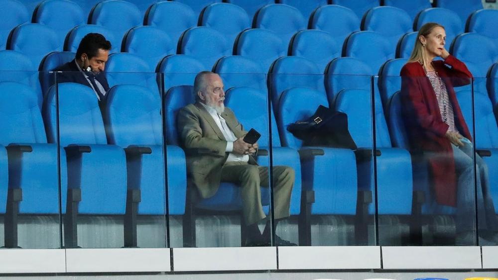 الوضع الصحي في برشلونة يُقلق رئيس نابولي قبل مباراة "دوري الأبطال"