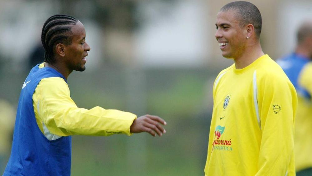 زي روبيرتو: "رونالدو يعشق السهرات ورونالدينيو كان لديه ملهى ليلي في بيته"