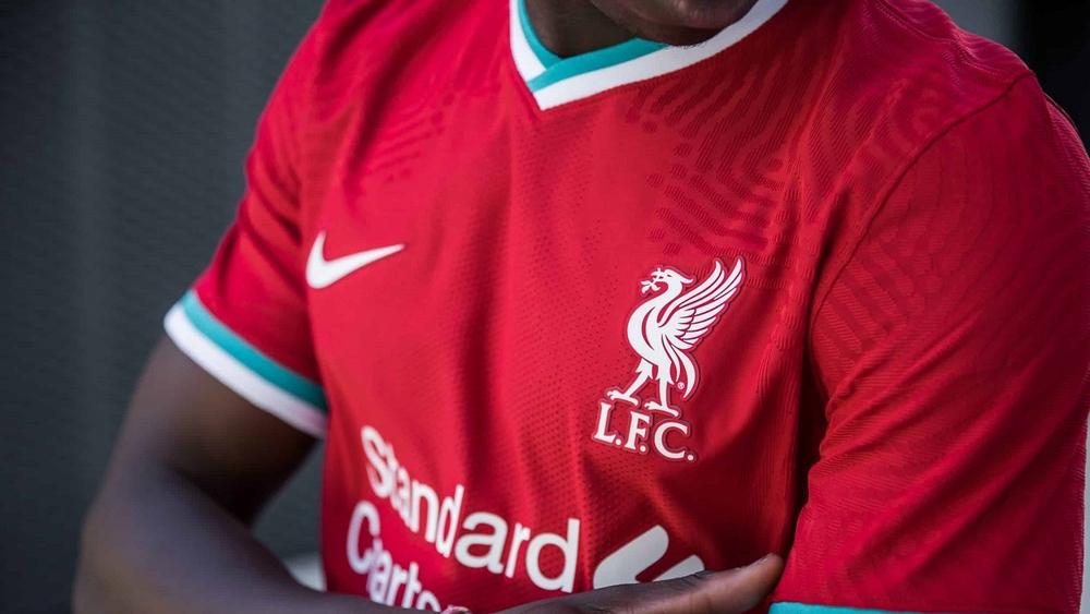 بالصور | ليفربول يكشف النقاب عن قميصه الجديد