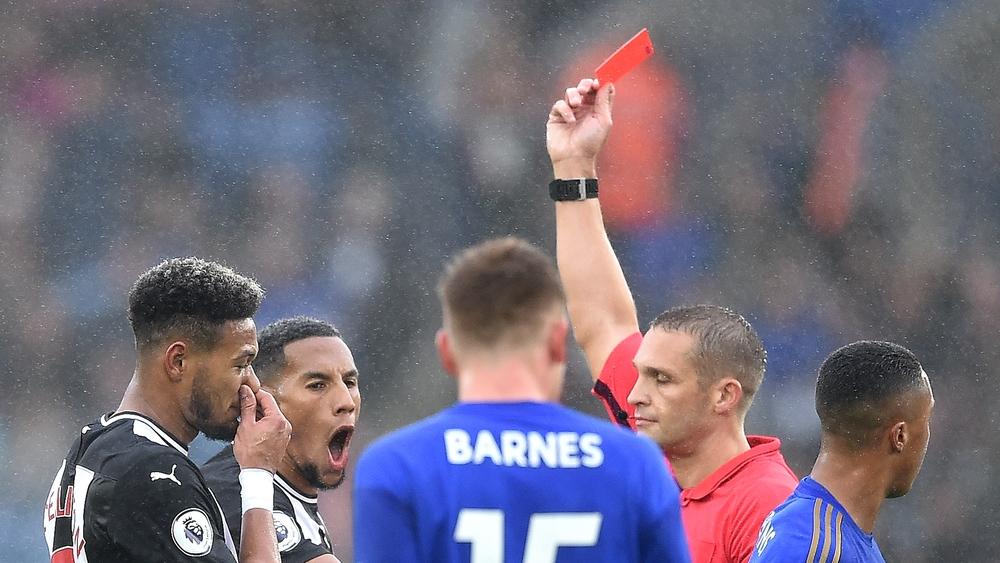 الاتحاد الإنجليزي يصدر قرارات "جديدة".. الطرد لكل لاعب تعمد السعال أو العطس على خصمه أو الحكم!