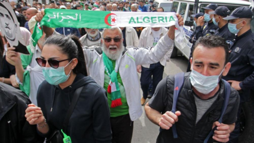 رغم ارتفاع المعدل اليومي للإصابات بوباء "كورونا"..الرئيس الجزائري يأمر بفتح المساجد الكبرى والشواطئ بشكل تدريجي