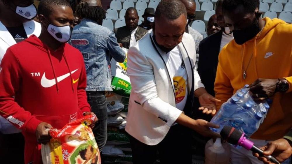 مواد غذائية و"بقرة".. هدايا تلقّاها لاعبو مازيمبي الكونغولي من مناصريهم قبل استئناف الدّوري!