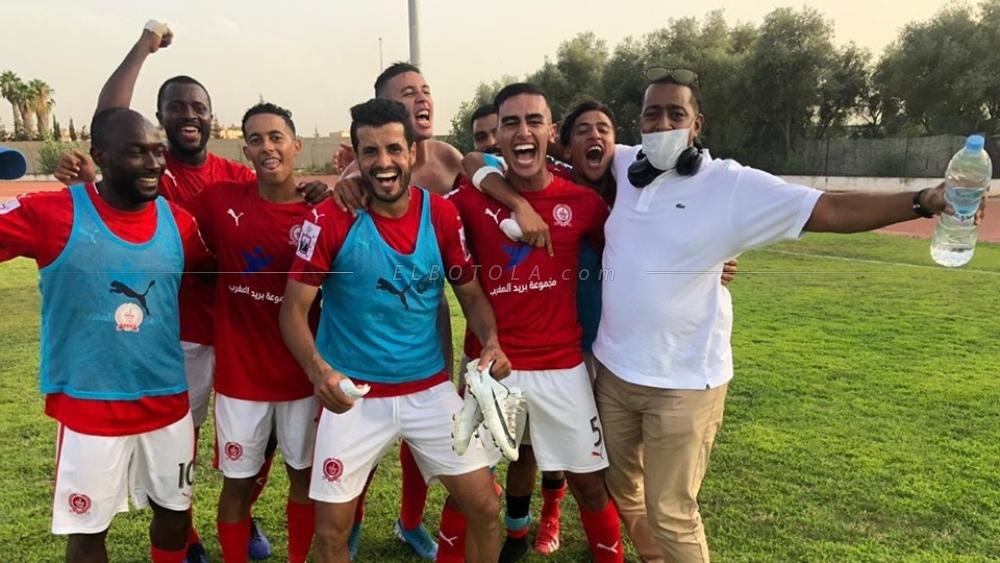 حنيش المرشح لرئاسة الكوكب المراكشي يصرف منحة استثنائية للاعبين بمستودع الملابس