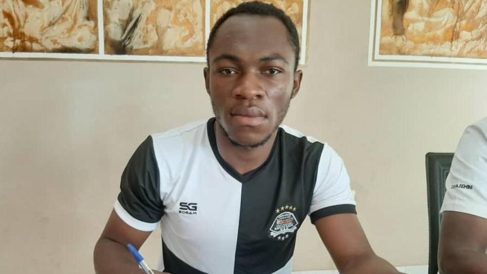 بعد "جدل" اقترابه من الزمالك والأهلي.. مازيمبي يعلن انتقال نجمه موليكا إلى ستاندار لييج