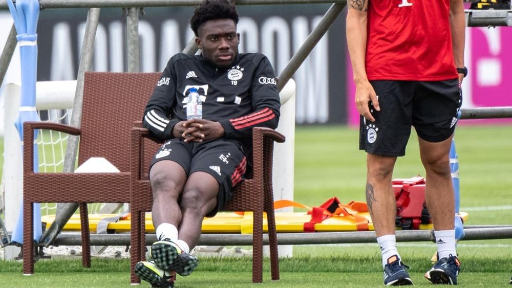 ديفيز يغيب عن تدريبات بايرن ميونخ قبل يومين من مواجهة برشلونة