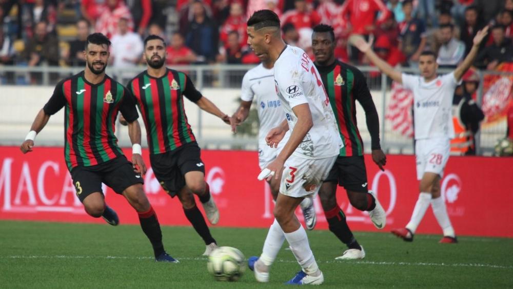 لاعبو الفريقين غادروا مقر إقامتهما.. مباراة الجيش الملكي والوداد الرياضي تؤجل رسميا إلى موعد لاحق