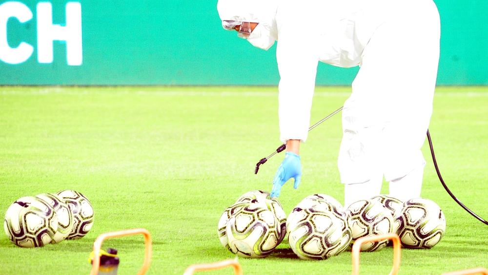 نظام صحي هش وصرامة غائبة عن معايير السلامة والوقاية .. هل أشرّت الجامعة على عودة النشاط الكروي دون استعدادٍ لمتطلّباته؟