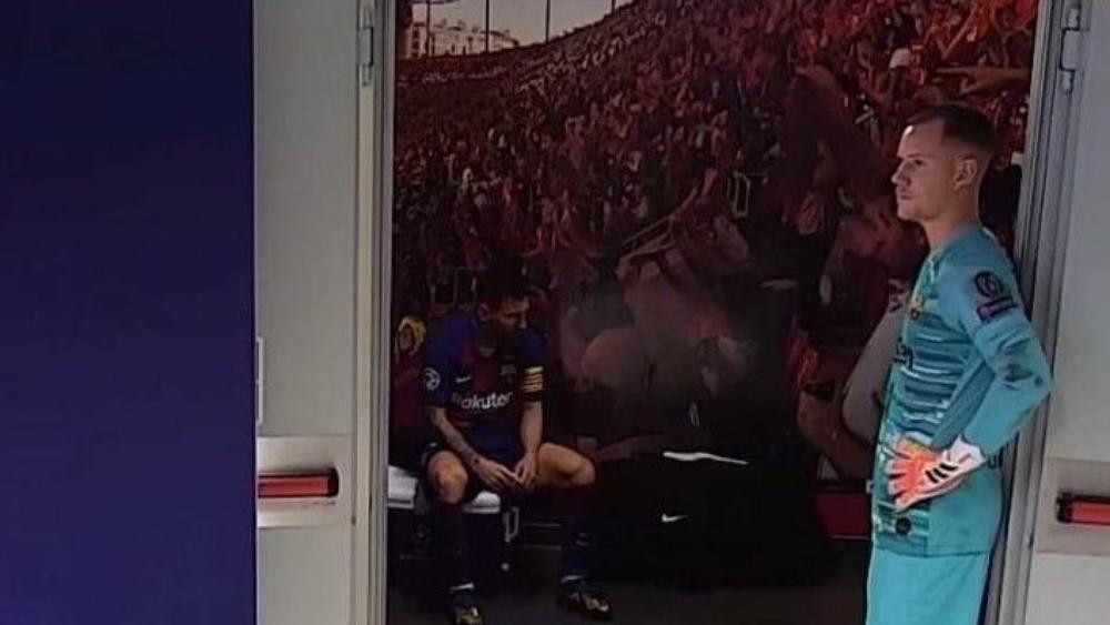 صورة ميسي وشتيغن تُترجم حسرة مستودع ملابس برشلونة وتضع نهاية موسم للنسيان