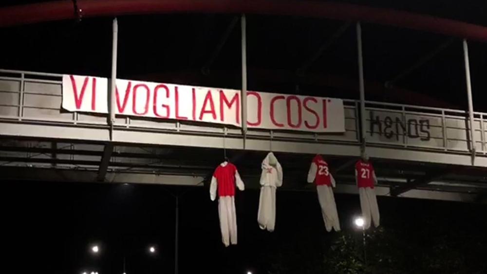 جماهير بيروجيا تتوعد اللاعبين والإدارة من خلال دمى معلقة ورسائل تهديد