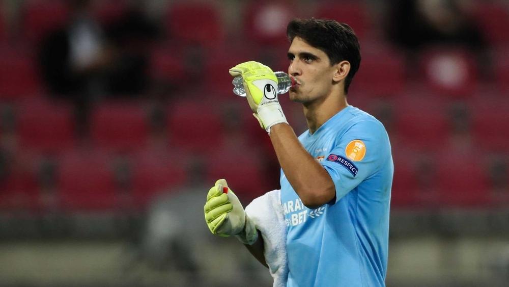 بونو "يخطف الأنظار" أمام اليونايتد.. ويتفوق بـ"الأرقام" على دي خيا