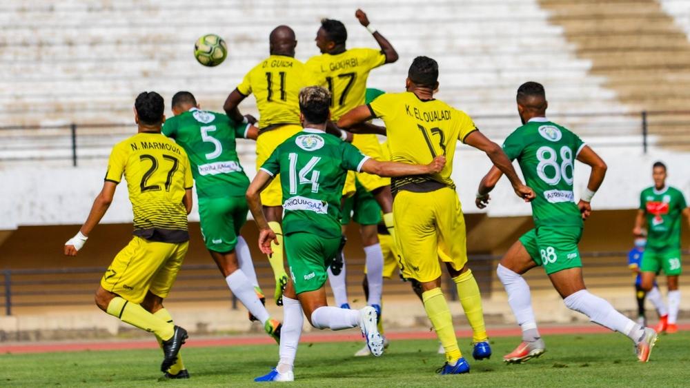 المغرب الفاسي "يكذب" تجاهله لقراءة سورة الفاتحة على روح بنزاكور ويرجع السبب لغياب موافقة الجامعة!