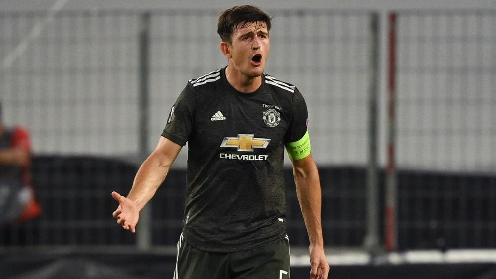 قائد مانشستر يونايتد يدخل في شجار مع بعض السياح والشرطة تتدخل لاعتقاله وتقييده بالأصفاد