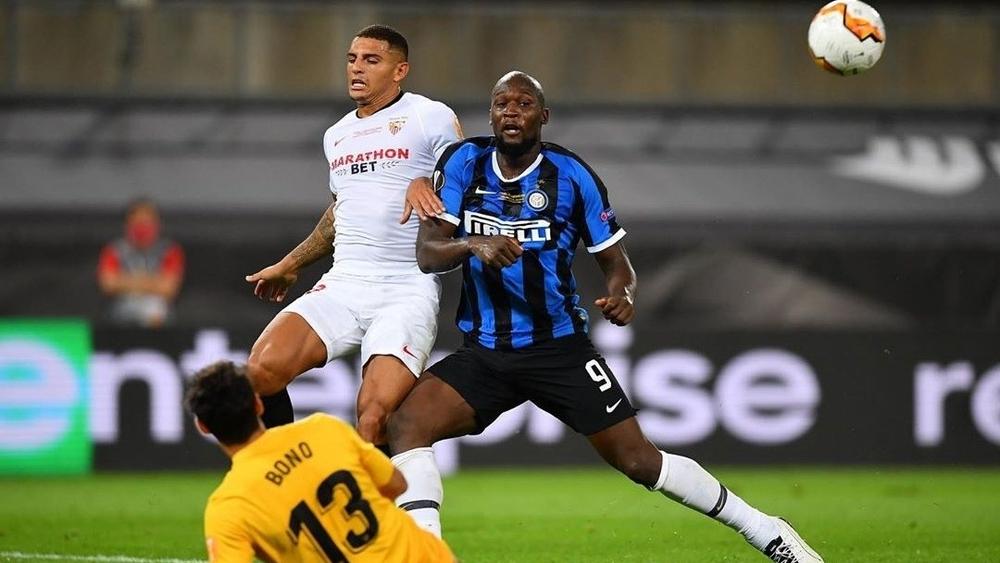 إشبيلية يُشيد بـ"التصدي الحاسم" لبونو أمام لوكاكو .. والمصري هيثم فاروق يعتبره "نقطة التحول"