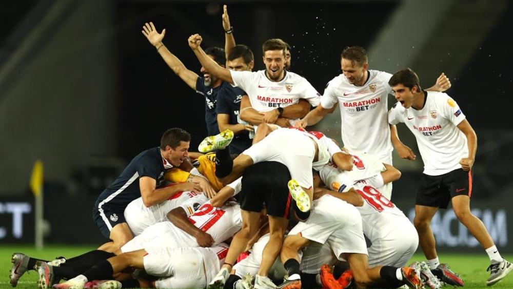 المغربيان "بونو والنصيري" أول اللاعبين العرب فوزًا بلقب الدوري الأوروبي