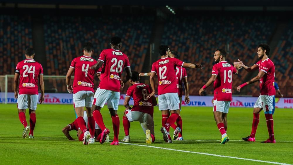 "حنفي" اللاعب السابق للأهلي: "لاعبو الفريق مشغولون بعروض بيراميدز.. ولن نحقق شيئًا في نصف نهائي دوري الأبطال بهذا الشكل"