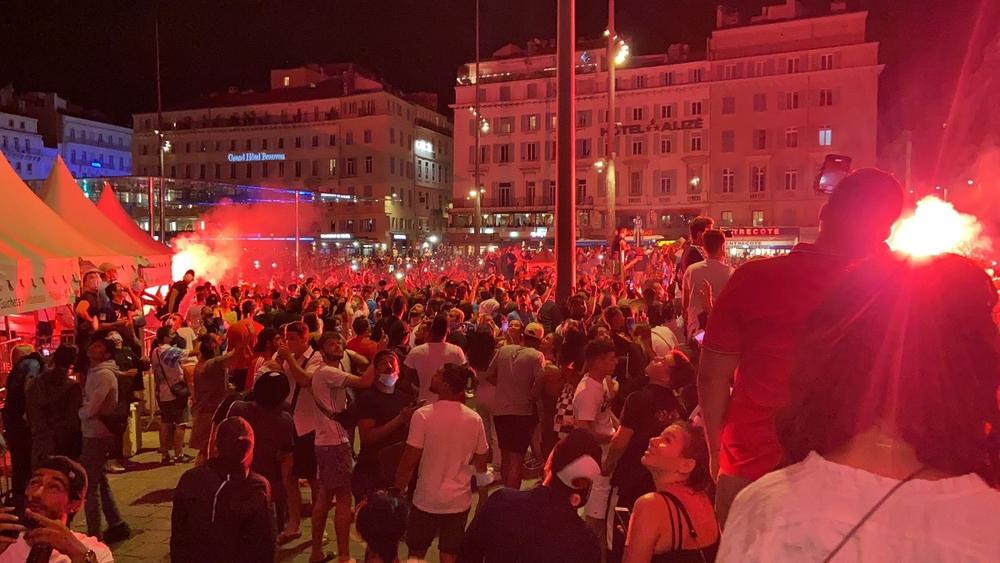 الآلاف من أنصار أولمبيك مارسيليا يخرجون للشوارع احتفالا بهزيمة "الغريم" سان جيرمان!