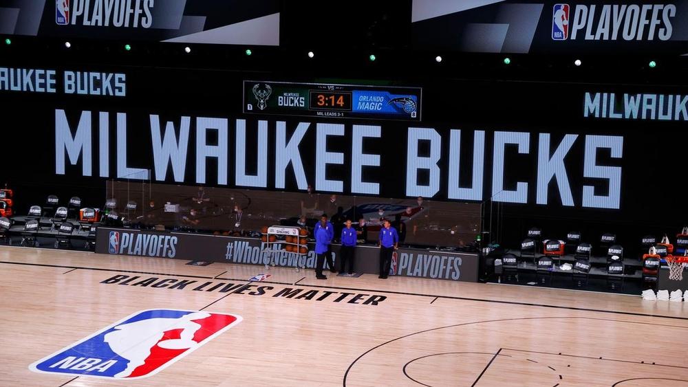 الـ"NBA" تضطر لتأجيل 3 مباريات بسبب "مقاطعة" الفرق للمباريات بعد إطلاق شرطي 7 رصاصات على "رجل أسود"!