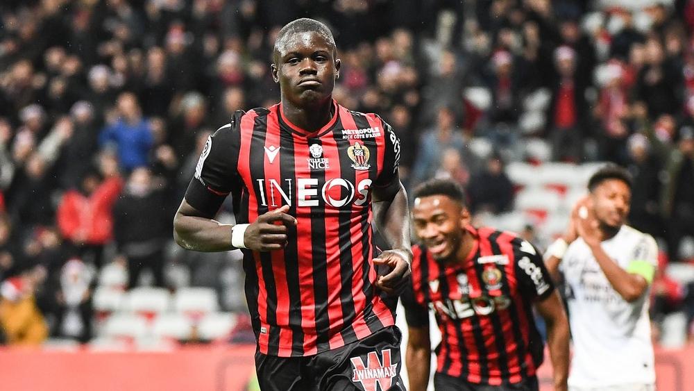 رسميا | تشيلسي يواصل تقوية صفوفه بالتعاقد مع موهبة نيس مالانج سار