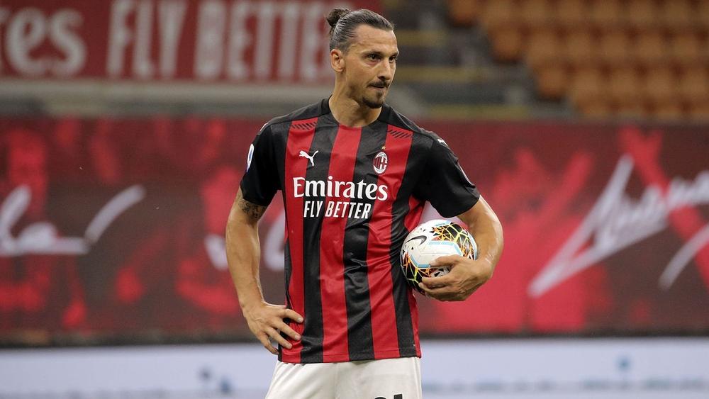 "سكاي": إبراهيموفيتش مدد عقده.. النجم السويدي سيرتدي القميص "9" وسيتقاضى 7 ملايين يورو