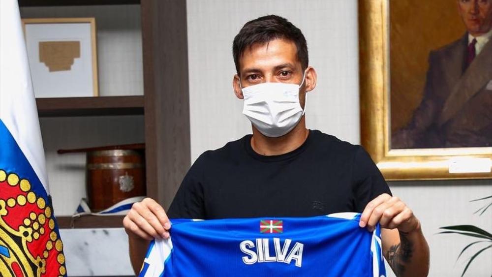 ساعات فقط بعد تقديمه كلاعب جديد.. ريال سوسيداد يعلن إصابة دافيد سيلفا بـ"كورونا"!