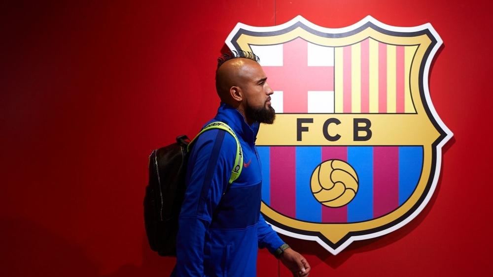 رغم حضوره للتدريبات تحت قيادة كومان.. فيدال يتفاوض مع برشلونة لطلب رحيله أيضًا بـ"المجان"