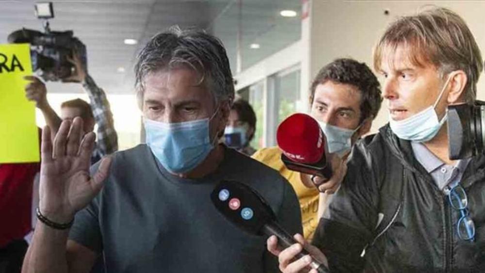 والده: "من الصعب بقاء ميسي في برشلونة"