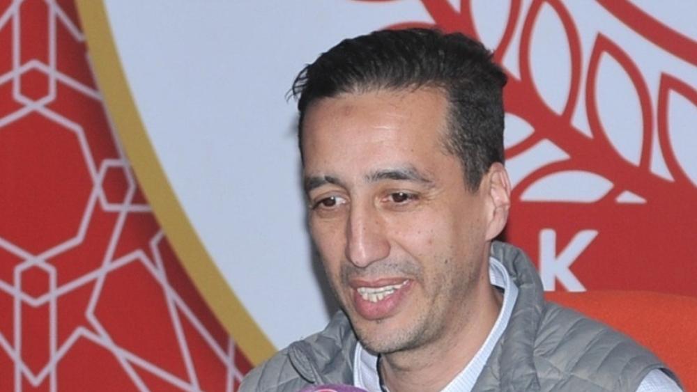 بعد تشنج علاقته بإدارة النادي.. المدرب ميمون المختاري خارج أسوار الكوكب المراكشي