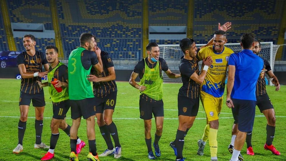 لاعبو اتحاد طنجة يستلمون مبلغ 20 ألف درهم في أول حصة تدريبية بعد الفوز على الرجاء