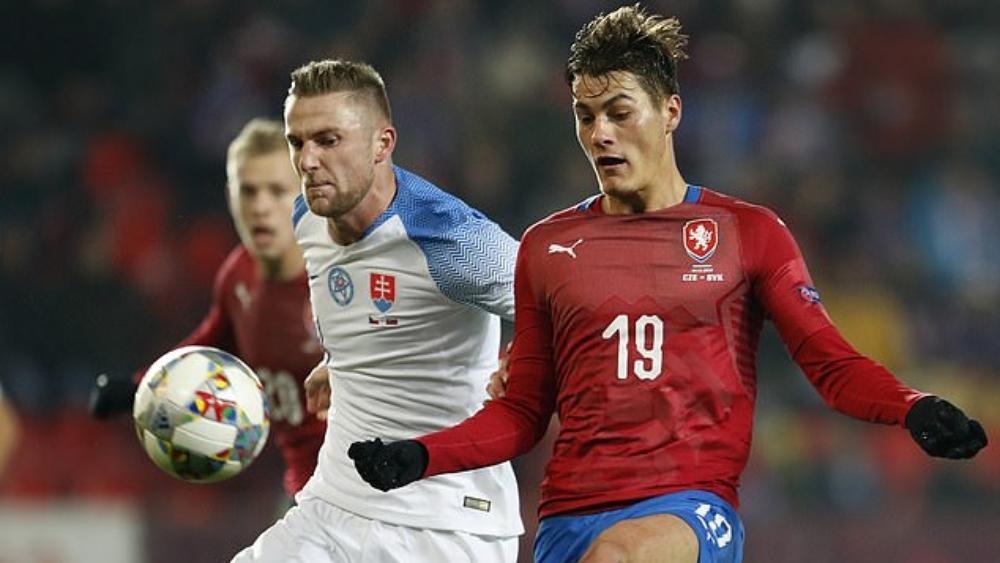 رغم تهديدات فيروس "كورونا" .. منتخب التشيك يتراجع عن الانسحاب ضد اسكتلندا