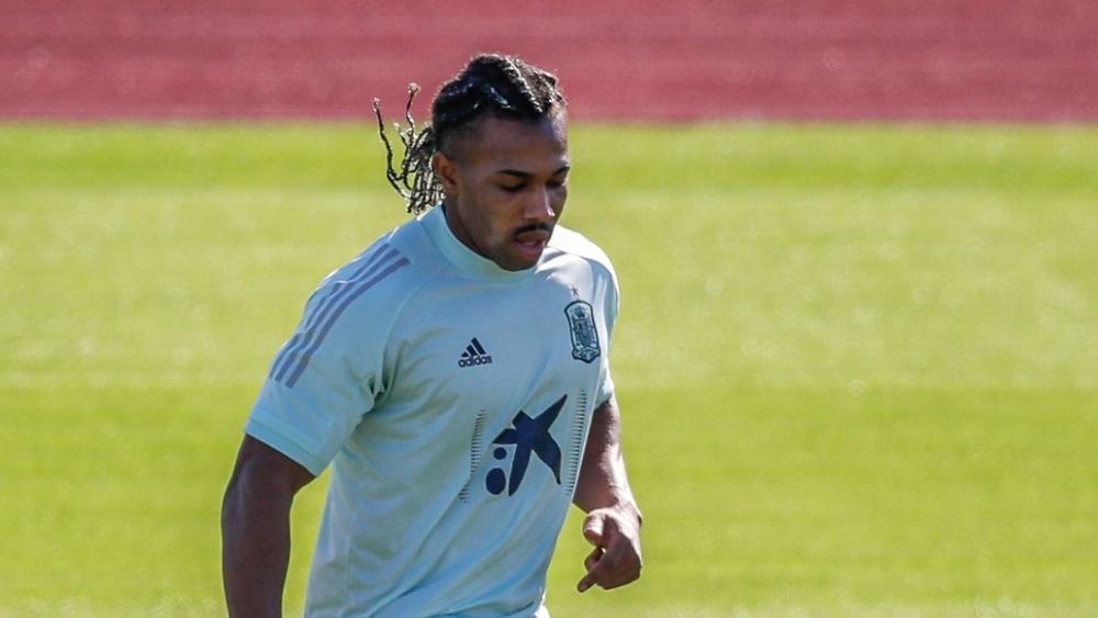 بعد 4 أيام من إصابته بالعدوى.. تراوري يظهر في تداريب "لاروخا" ويفتح باب التأويلات حول إمكانية شفاءه السريعِة